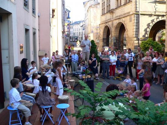 Sur la place des Halles